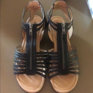 Wedge sandals with top zipper